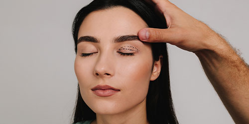 Asymmetrical eyelid